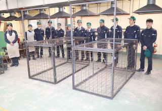 イノシシ捕獲に活用を 浅口・山陽高生　箱わな２基製作、市に寄贈