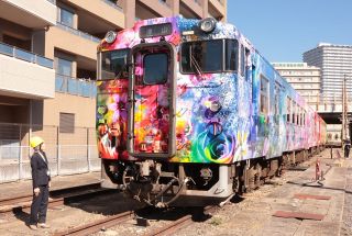 岡山県北の花々列車に　１０日から運行開始　蜷川さんらデザイン
