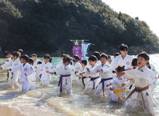 冷たさに耐え 拳突き出す　寒空の下で寒稽古 錬心舘岡山西地区本部