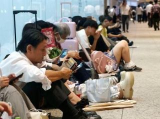 名古屋で猛烈な雨、帰宅の足直撃　交通ストップ、にじむ疲れ