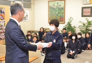 本好きになって　鏡野・南小などに山田養蜂場寄贈