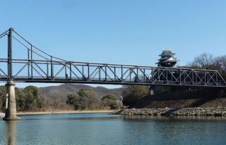 月見橋の塗装 「黒」に決定　岡山城天守閣とマッチ、投票最多