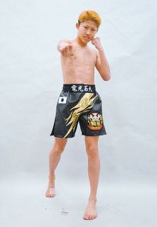 倉敷・児島産パンツで世界戦へ“勝負”　地元在住のキックボクサー庄司さん 市立短大生製作