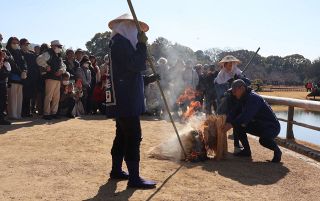 春の訪れ告げる 後楽園で松のこも焼き　観光客やカメラ愛好家が楽しむ