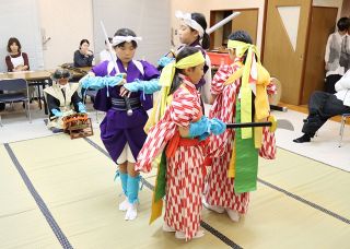 瀬戸内 伝統の「太刀踊」衣装新調　保存会ＣＦ活用 ２５日秋祭りで披露