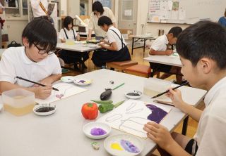芸科大で芸術体験 連島西浦小４年　日本画と粘土細工 倉敷南ＲＣ企画
