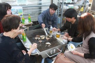 瀬戸内・前島 カキ小屋オープン「味抜群」　大量死問題も営業量確保