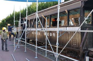 岡山・池田動物園の機関車　劣化進んだ客車・貨車部分移設へ 作業始まる