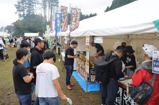 中四国の特産集めた「海山マルシェ」　蒜山高原で家族連れら食べ歩き満喫