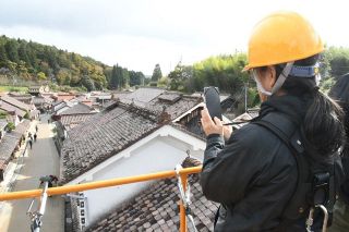 ベンガラのまち 上空から楽しんで　高梁・吹屋 高所作業車の催し準備