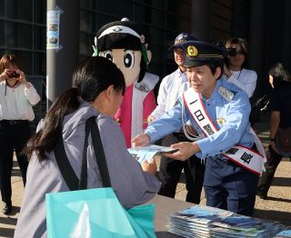 犯罪への注意訴え　お笑いトリオ「ハナコ」秋山さん（岡山出身）が一日署長【動画あり】　　
