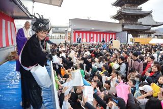 西大寺観音院で会陽節分祭　志穂美さんら登壇、豆や菓子まく