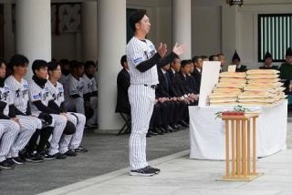 阪神が日本一へ必勝祈願　藤川新監督ら西宮神社を参拝