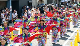 一心不乱　若者ら演舞　ヒーローショーも人気　おかやま桃太郎まつり