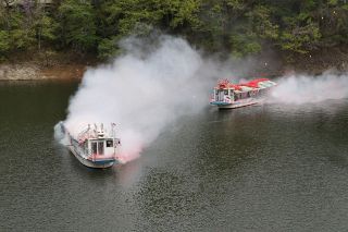 帝釈峡で湖水開き 新緑満喫　遊覧船パレードやステージ