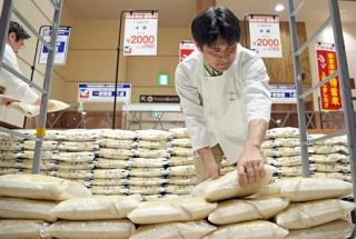 備蓄米、２社で店頭販売開始　５キロ２１６０円、効果は不透明