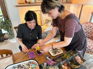 企画「体験　モノづくり最前線」⑤グレージュバイキャンドルミモザ（岡山）の「ワークショップ」　花とろう組み合わせ華やか