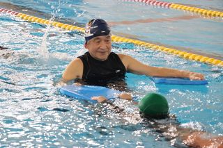 自閉症の子に水泳学ぶ機会を　志水さん（倉敷） ボランティアで３０年指導　