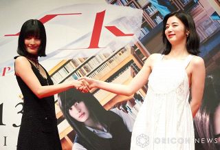 池田エライザ＆橋本愛、白黒の対照的キャミワンピース　監督からの褒め言葉にがっちり握手