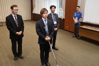 パラクライミングの好成績報告　濱ノ上選手、岡山市役所訪問
