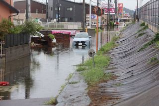 倉敷で大雨 １時間最多４９ミリ　道路冠水、交通乱れも