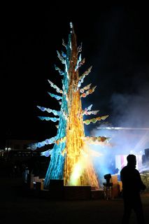 華やかな１０メートルの巨大ツリー　真庭・あぐりガーデンにお目見え