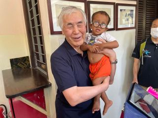 ヒカリカナタ基金に社会貢献者表彰　アジアの子ども１３００人に目の手術費助成