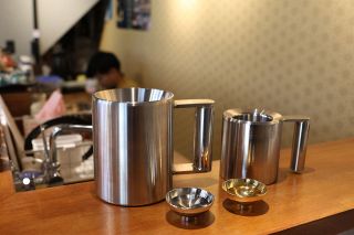 金属切削したジョッキや杯、岡鉄工所　技術力アピール、取引先開拓も