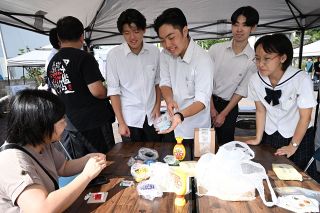 【つながる高校生　作州での地域活動】（３）林野高「美作ヒノキで小物作りＷＳ」　端材使い魅力アピール