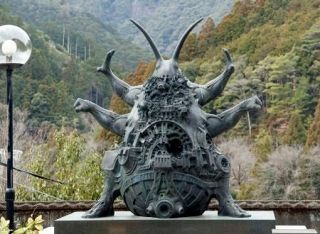 大地踏みしめるゴキブリ像　過疎地に訪問客呼ぶ、奈良