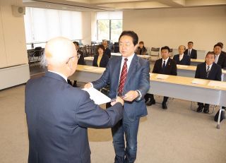 「初心に返り、市民の幸せつくる」　浅口市長・市議選、栗山氏らへ当選証書