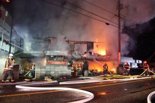 倉敷市の民家２棟全焼　焼け跡から１人の遺体