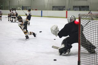 小学生アイスホッケー 岡山ブルーインズ　中四国九州大会　１４年ぶりＶ　選抜メンバー全国出場