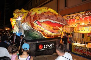 巨大ねぶた 温泉街練り歩く　湯原ではんざき祭り