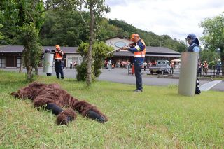 クマ出没に備え緊急銃猟訓練　真庭 署、猟友会など手順確認