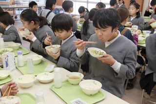 牛窓特産 キャベツと白菜が給食に　瀬戸内 全幼稚園と小中学校に登場