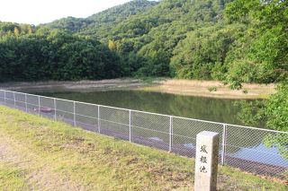 小１男子を池で発見、死亡　総社、誤って転落か