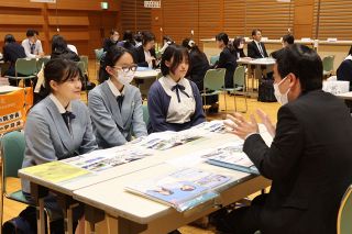 入試情報や教育の特色 熱心に聞く　岡山で高校生進学ガイダンス