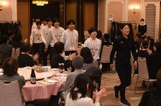 就実高バレー部の活躍たたえる 春高バレーなど主要大会全てでメダル 岡山市で祝勝会 