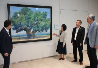 玉野市新庁舎へ絵画と額縁　画家北川さんと玉野渋川ＬＣ寄贈