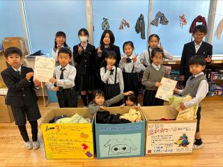 岡山・就実小 ３０００着届け優秀校　難民の子に服 支援プロジェクト参加