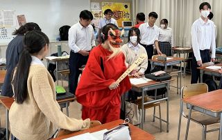 岡山・御津 １９日奇祭「はなよ」 てんぐ姿で尻たたき悪霊退散