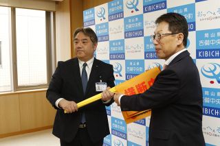 交通事故防止に役立てて　トマト銀、吉備中央町に旗や夜光たすき贈る