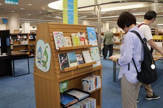 おかやまマラソン盛り上げへ　市立中央図書館がコーナー設置