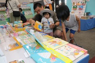 絵本や図鑑など約２万冊展示販売 　岡山でブックフェア開幕、26日まで