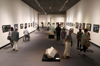 岡山県展２期開幕　彫刻、工芸、写真、書の秀作