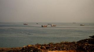 ホルムズ海峡で貨物船が沈没　イラン再攻撃を先週協議か