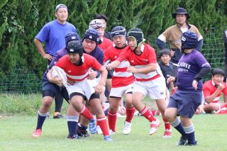 楕円球追い小学生ら全力プレー　瀬戸内でミニラグビー交流会