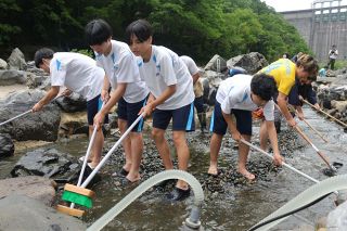 湯原の砂湯で中学生らが大掃除　「露天風呂の日」前に準備整える