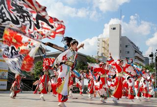 〝鬼〟が華やかに躍動　うらじゃ連が演舞繰り広げる　おかやま桃太郎まつり開幕、２３日まで【動画あり】